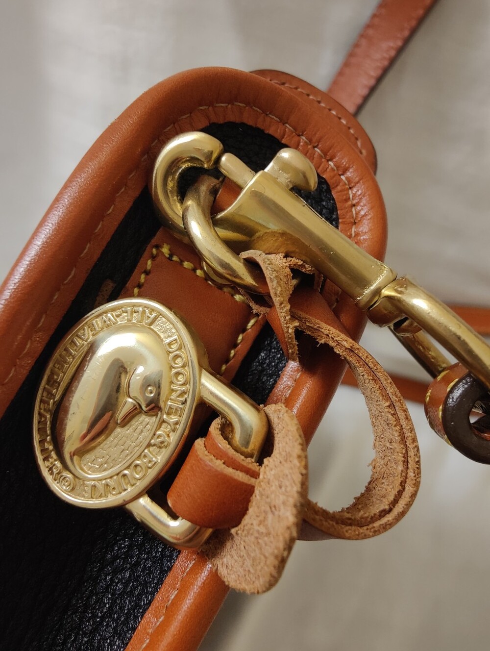 Vintage Dooney & Bourke Black Pebbled Leather Crossbody w/ Brass Duck medallion - Picture 4 of 15